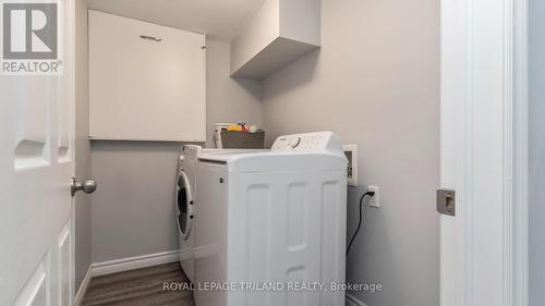 1195 Farnsborough Crescent, London, ON - Indoor Photo Showing Laundry Room