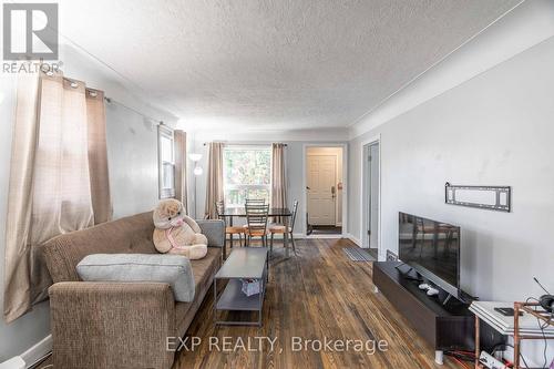 1504 Howland Avenue, London, ON - Indoor Photo Showing Living Room