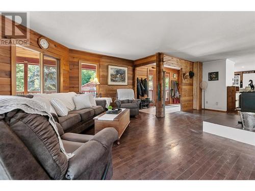 610 Grand Oro Road, Kaleden, BC - Indoor Photo Showing Living Room