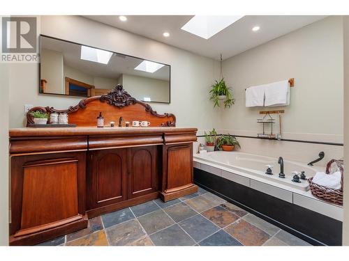 610 Grand Oro Road, Kaleden, BC - Indoor Photo Showing Bathroom