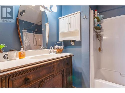 610 Grand Oro Road, Kaleden, BC - Indoor Photo Showing Bathroom