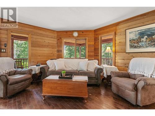 610 Grand Oro Road, Kaleden, BC - Indoor Photo Showing Living Room