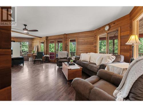 610 Grand Oro Road, Kaleden, BC - Indoor Photo Showing Living Room