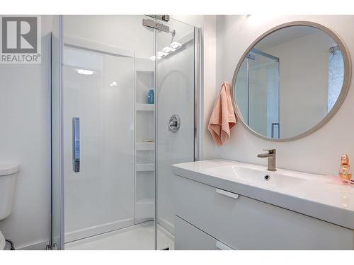 2801 17 Street, Vernon, BC - Indoor Photo Showing Bathroom