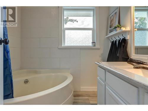 2801 17 Street, Vernon, BC - Indoor Photo Showing Bathroom