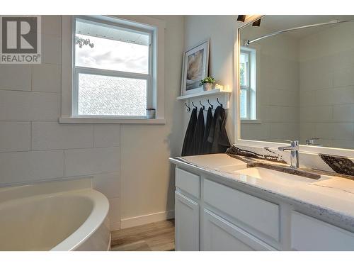 2801 17 Street, Vernon, BC - Indoor Photo Showing Bathroom