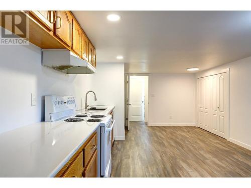 2801 17 Street, Vernon, BC - Indoor Photo Showing Kitchen With Double Sink