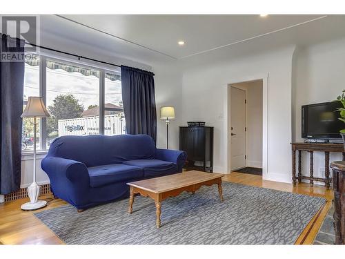 2801 17 Street, Vernon, BC - Indoor Photo Showing Living Room