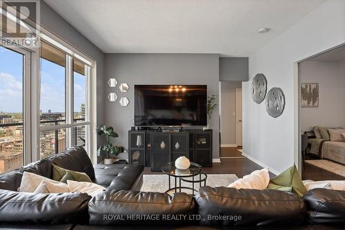 2214 - 352 Front Street W, Toronto (Waterfront Communities), ON - Indoor Photo Showing Living Room