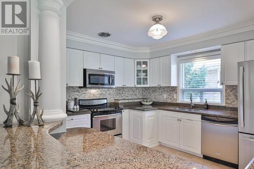 21 Sifton Court, Toronto (Bayview Village), ON - Indoor Photo Showing Kitchen With Double Sink With Upgraded Kitchen