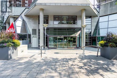 310 - 1001 Bay Street, Toronto, ON - Outdoor