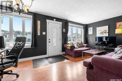 1303 6Th Avenue N, Saskatoon, SK - Indoor Photo Showing Living Room