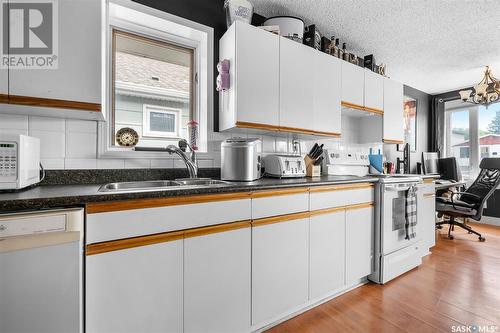 1303 6Th Avenue N, Saskatoon, SK - Indoor Photo Showing Kitchen With Double Sink