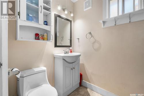 1303 6Th Avenue N, Saskatoon, SK - Indoor Photo Showing Bathroom