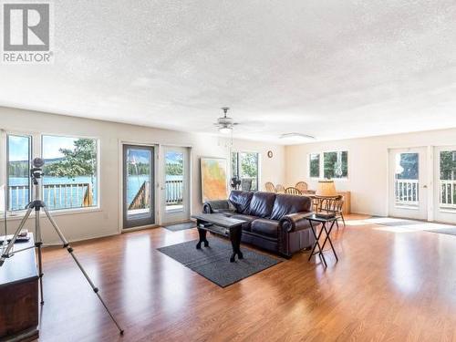 60 Tagish River Road, Whitehorse South, YT - Indoor Photo Showing Living Room