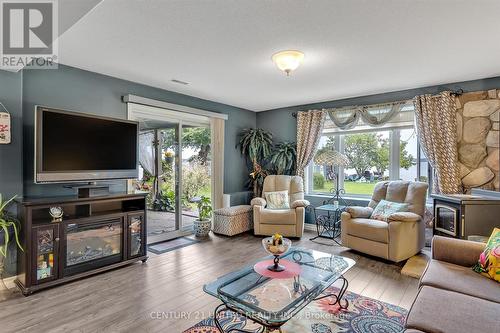 16 Helen Crescent, Kawartha Lakes, ON - Indoor Photo Showing Living Room