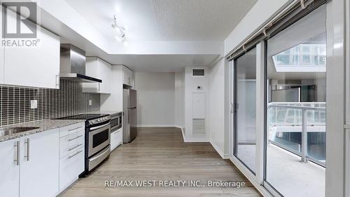 602 - 352 Front Street W, Toronto, ON - Indoor Photo Showing Kitchen With Upgraded Kitchen