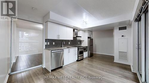 602 - 352 Front Street W, Toronto, ON - Indoor Photo Showing Kitchen