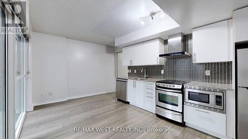 602 - 352 Front Street W, Toronto, ON - Indoor Photo Showing Kitchen