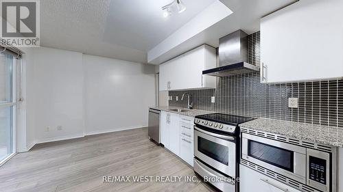 602 - 352 Front Street W, Toronto, ON - Indoor Photo Showing Kitchen