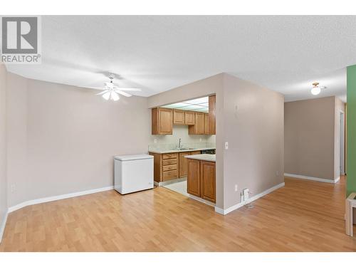 2085 Gordon Drive Unit# 303, Kelowna, BC - Indoor Photo Showing Kitchen