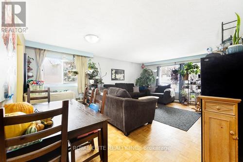 25 Haggert Avenue S, Brampton, ON - Indoor Photo Showing Living Room