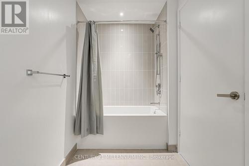 5511 - 3900 Confederation Parkway, Mississauga, ON - Indoor Photo Showing Bathroom