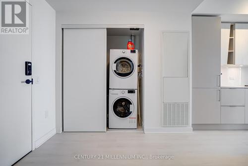 5511 - 3900 Confederation Parkway, Mississauga, ON - Indoor Photo Showing Laundry Room