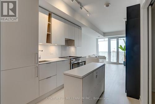 5511 - 3900 Confederation Parkway, Mississauga, ON - Indoor Photo Showing Kitchen