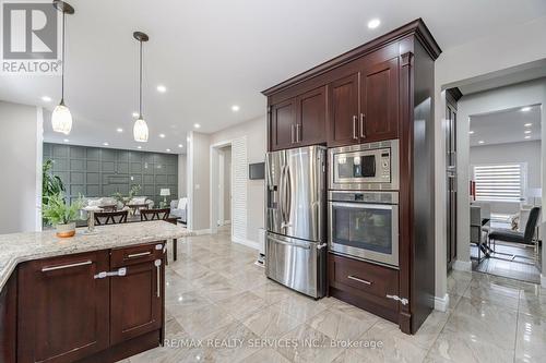 18 Tideland Drive, Brampton, ON - Indoor Photo Showing Kitchen With Upgraded Kitchen