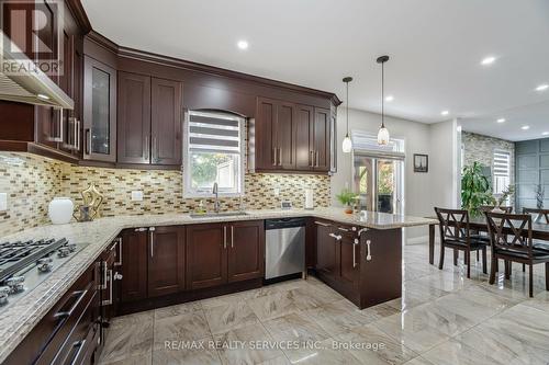 18 Tideland Drive, Brampton, ON - Indoor Photo Showing Kitchen With Upgraded Kitchen