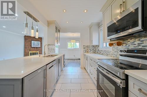 70 Crenshaw Court, Brampton (Heart Lake West), ON - Indoor Photo Showing Kitchen With Double Sink With Upgraded Kitchen