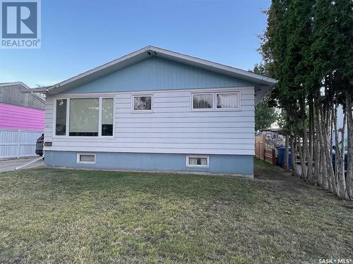 307 Grandview Street W, Moose Jaw, SK - Outdoor