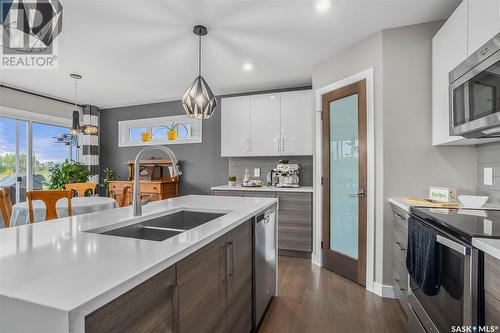 251 Eaton Crescent, Saskatoon, SK - Indoor Photo Showing Kitchen With Double Sink With Upgraded Kitchen