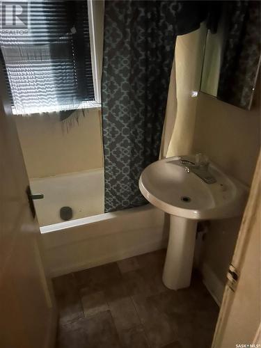 1421 Elphinstone Street, Regina, SK - Indoor Photo Showing Bathroom