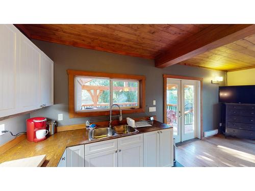 1430 Summer Road, Kimberley, BC - Indoor Photo Showing Kitchen With Double Sink