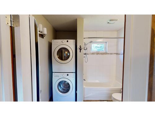 1430 Summer Road, Kimberley, BC - Indoor Photo Showing Laundry Room