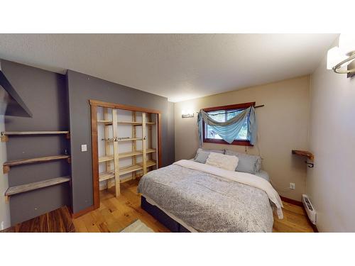 1430 Summer Road, Kimberley, BC - Indoor Photo Showing Bedroom