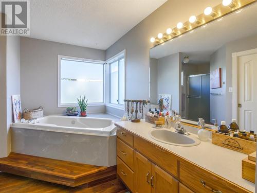 166 Heather Place, Penticton, BC - Indoor Photo Showing Bathroom