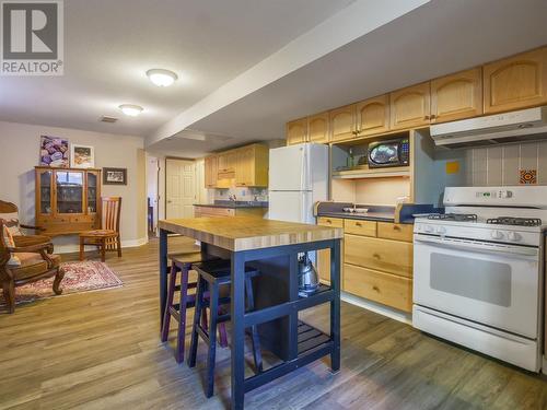 166 Heather Place, Penticton, BC - Indoor Photo Showing Kitchen