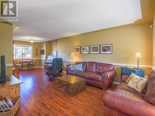 166 Heather Place, Penticton, BC - Indoor Photo Showing Living Room