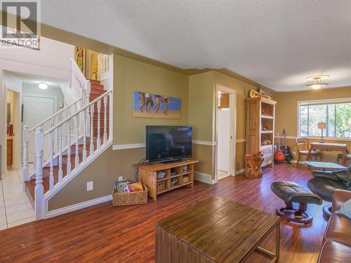 166 Heather Place, Penticton, BC - Indoor Photo Showing Living Room