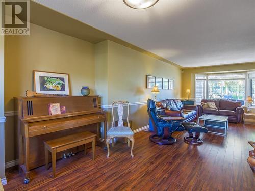 166 Heather Place, Penticton, BC - Indoor Photo Showing Living Room