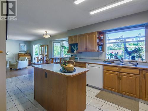 166 Heather Place, Penticton, BC - Indoor Photo Showing Kitchen With Double Sink