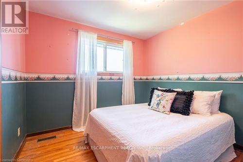 2077 Mountain Grove Avenue, Burlington, ON - Indoor Photo Showing Bedroom