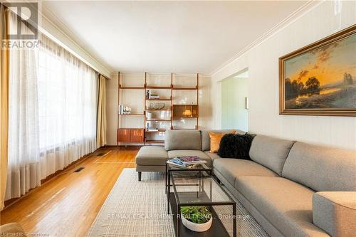 2077 Mountain Grove Avenue, Burlington, ON - Indoor Photo Showing Living Room