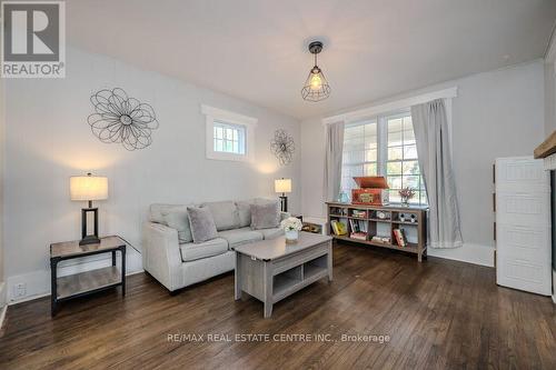 54 Eramosa Road, Guelph (Waverley), ON - Indoor Photo Showing Living Room