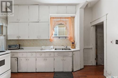 214 E Avenue S, Saskatoon, SK - Indoor Photo Showing Kitchen