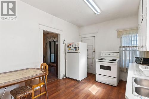 214 E Avenue S, Saskatoon, SK - Indoor Photo Showing Kitchen With Double Sink