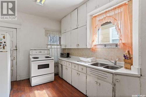 214 E Avenue S, Saskatoon, SK - Indoor Photo Showing Kitchen With Double Sink